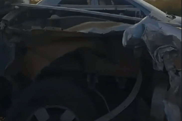 Veículo atingido por ônibus. Foto: reprodução