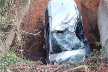 O veículo caiu de uma ponte da comunidade. Foto: Polícia Militar