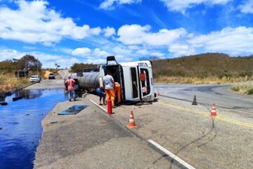 Carreta tomba na BA165. Foto: Polícia Militar