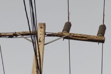 Suporte de poste caindo. Foto: moradores