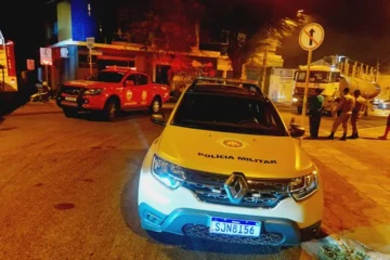 Bombeiros controlando o fogo. Foto: Achei Sudoeste