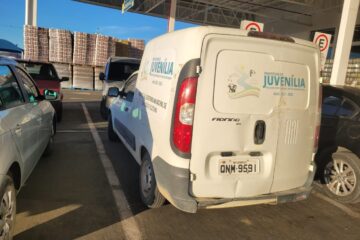 Carro flagrado no estacionamento