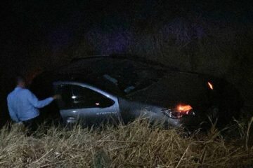 Carro desce ribanceira. Foto: SMTran