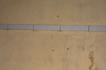 Parede atingida por disparos. Foto: reprodução