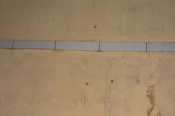 Parede atingida por disparos. Foto: reprodução