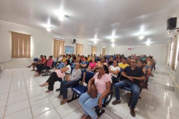 Mesários recebendo treinamento