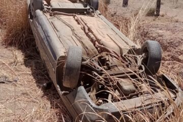 Carro tombou na BA-573. Foto: SMTran