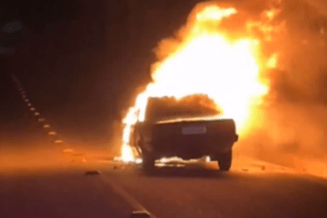 Carro sendo consumido pelas chamas. Foto: reprodução