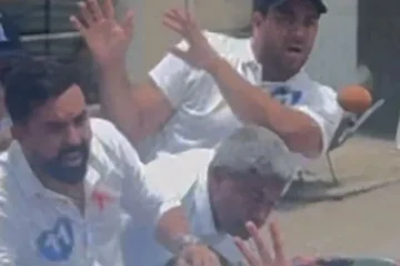 Jerônimo sendo atingido por ovo. Foto: Correio 24h