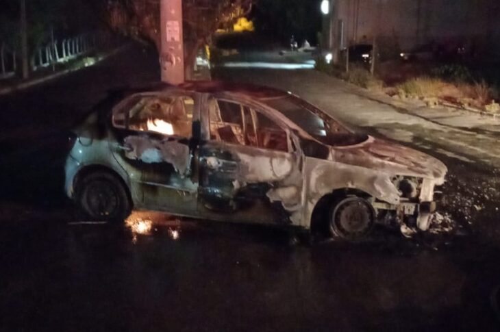 Carro consumido por fogo em Guanambi. Foto: Smtran