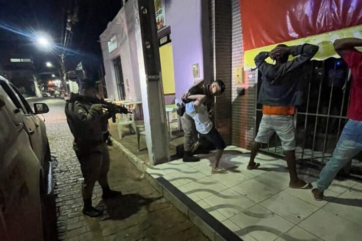 Cidadãos sendo abordados. Foto: Polícia Militar