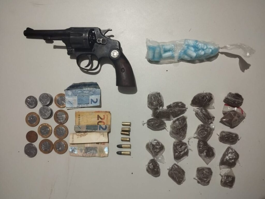 Material apreendido com o suspeito. Foto: Polícia Militar