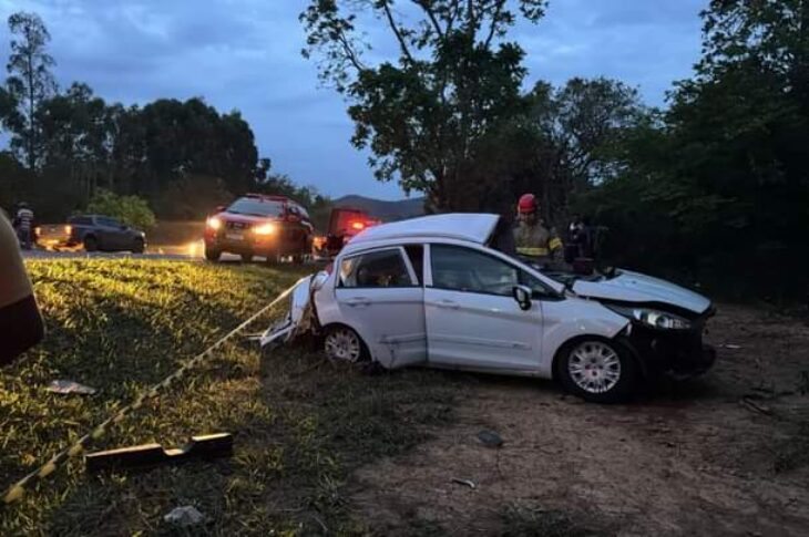 Bombeiros trabalham para retirar vítima presa às ferragens — Foto: Corpo de Bombeiros/Divulgação