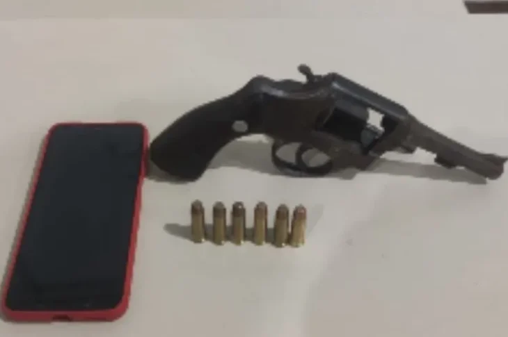 Arma apreendida com os suspeitos. Foto: Polícia Militar