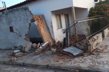 Casa tem muro derrubado em Guanambi. Foto: SMTRan