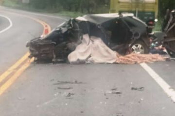 Carros envolvidos no acidente. Foto: PRE