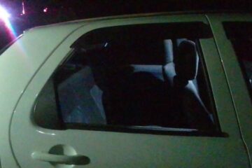 Carro do ex-prefeito de Pindaí atingido por tiros. Foto: Polícia Militar