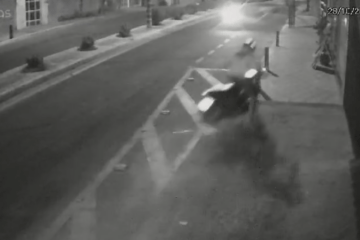 Moto colide contra estaca. Foto: reprodução