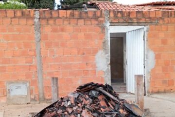 Casa que pegou fogo. Foto: Sérgio Silva (Radiola)