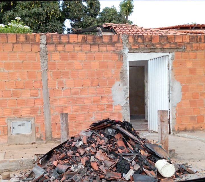 Casa que pegou fogo. Foto: Sérgio Silva (Radiola)
