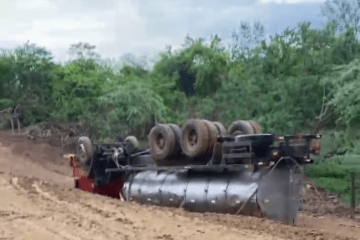 Caminhão tomba na zona rural de Malhada