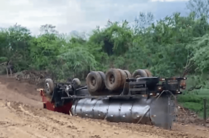 Caminhão tomba na zona rural de Malhada