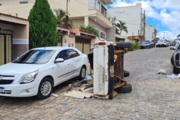 Carros envolvidos no acidente. Foto: Polícia Militar