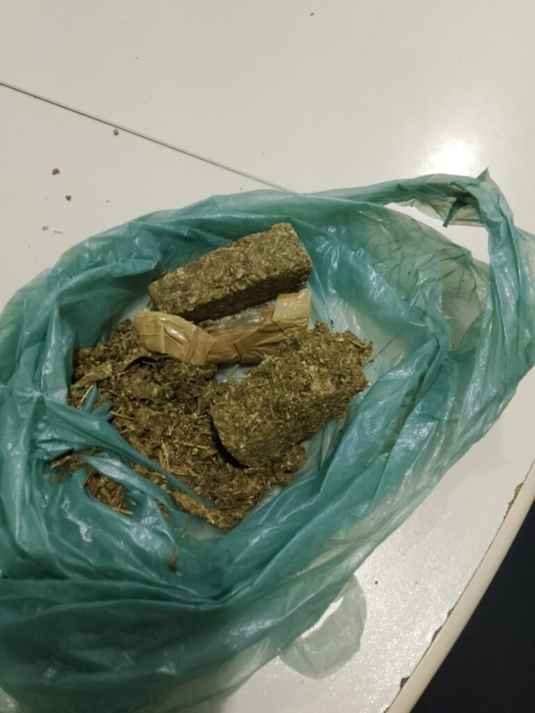 Material apreendido com o suspeito. Foto: Polícia Militar