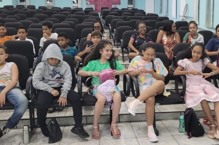 Alunos do Centro Educacional Alternativo, na Câmara de Veredaores