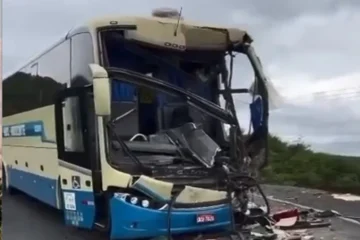 O ônibus ficou parcialmente destruído com o impacto. Foto: reprodução