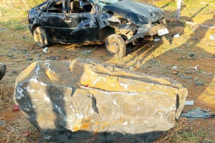 Idosa morre após carro colidir contra pedra. Foto: Diretoria de Trânsito