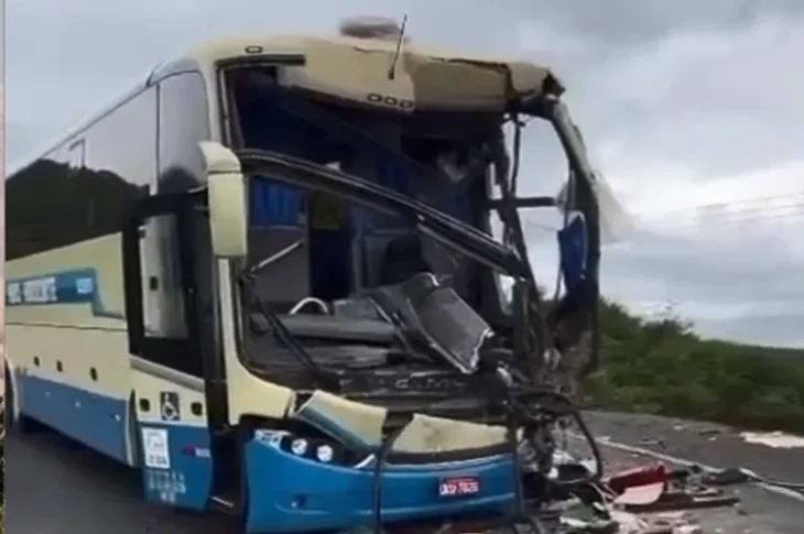 O ônibus ficou parcialmente destruído com o impacto. Foto: reprodução