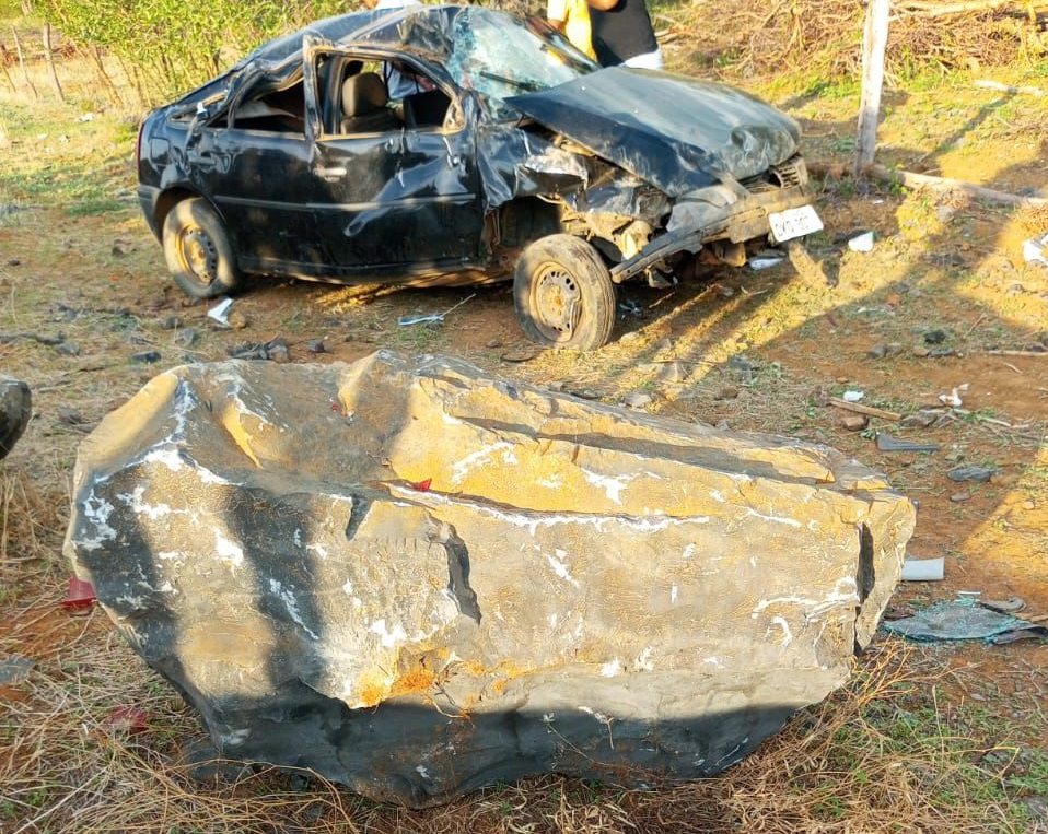 Idosa morre após carro colidir contra pedra. Foto: Diretoria de Trânsito