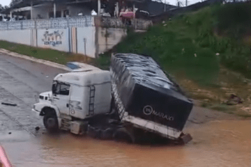Carreta cai no Velho Chico. Foto: reprodução