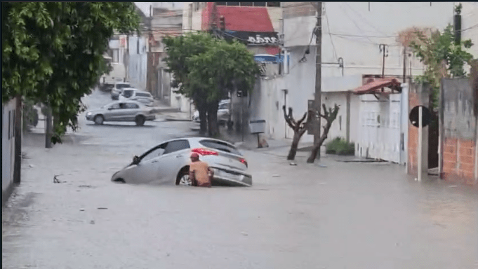 Carro boiando em Guanambi. Foto: Informe Guanambi
