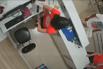 Homem assaltando loja em Guanambi