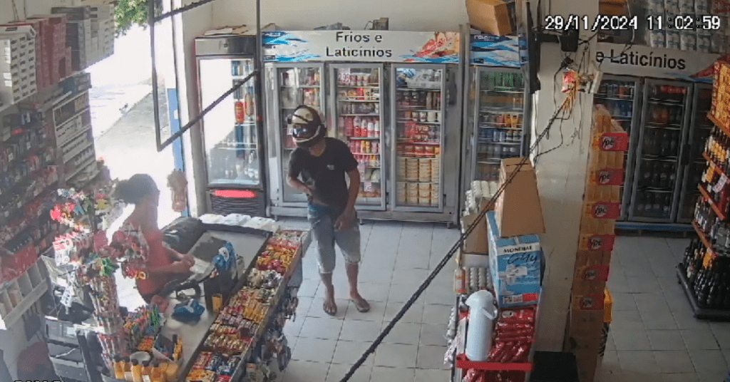 Homem assaltando o Supermercado Favorito