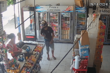 Homem assaltando o Supermercado Favorito