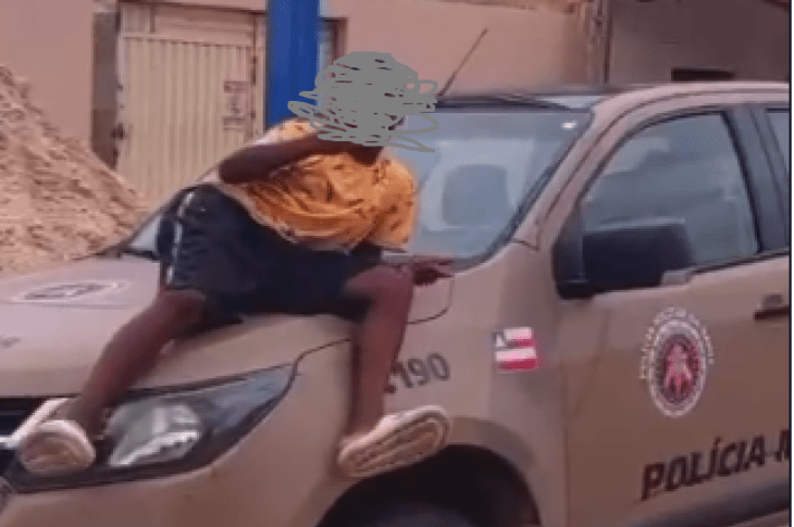 Garoto em cima da viatura. Foto: reprodução