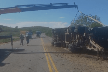 Carreta tomba na BA-262.