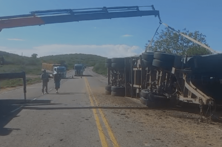 Carreta tomba na BA-262.