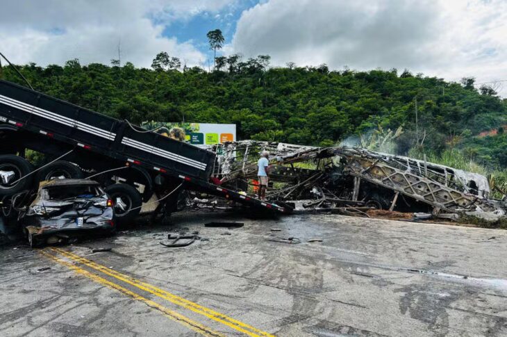 Ônibus pegou fogo após colidir contra carreta — Foto: Corpo de Bombeiros