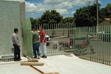 Grades sendo retiradas. Foto: Rancho Alegre