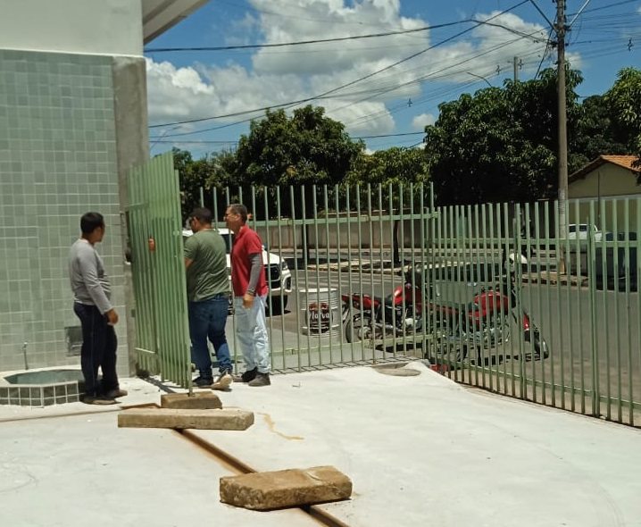 Grades sendo retiradas. Foto: Rancho Alegre