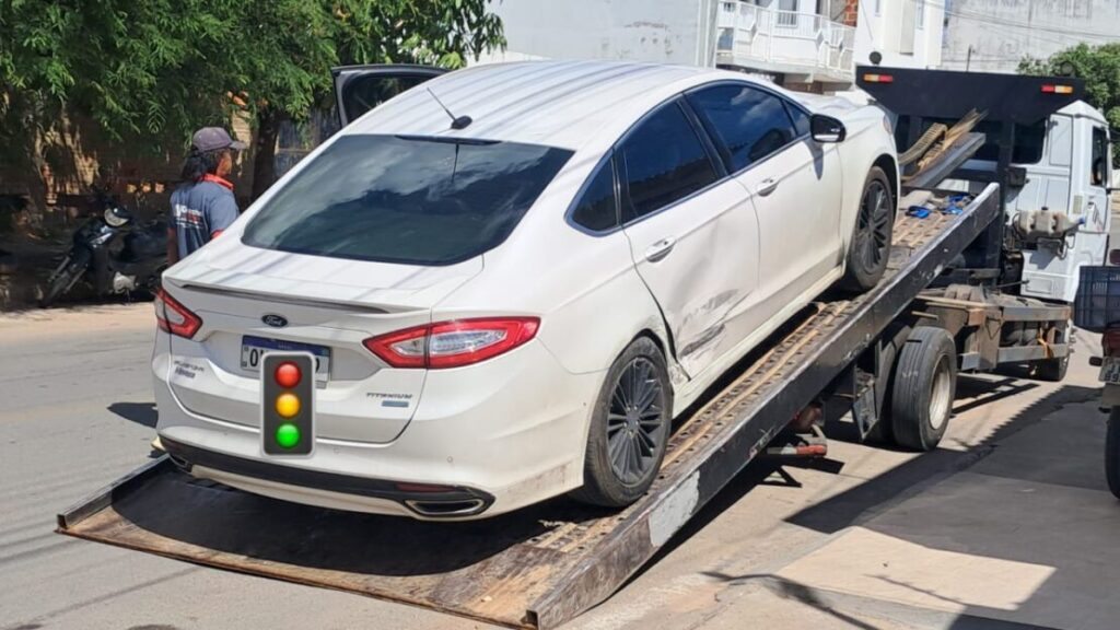 Carro é removido para pátio. Foto: SMTRAn