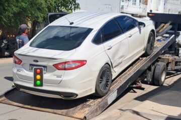 Carro é removido para pátio. Foto: SMTRAn