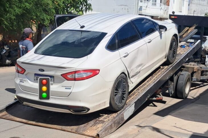 Carro é removido para pátio. Foto: SMTRAn
