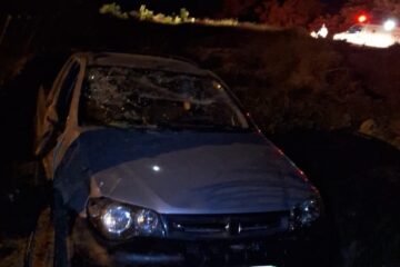 Carro desce ribanceira na BR-030, em Guanambi. Foto: SMTRan