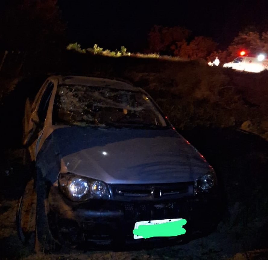 Carro desce ribanceira na BR-030, em Guanambi. Foto: SMTRan