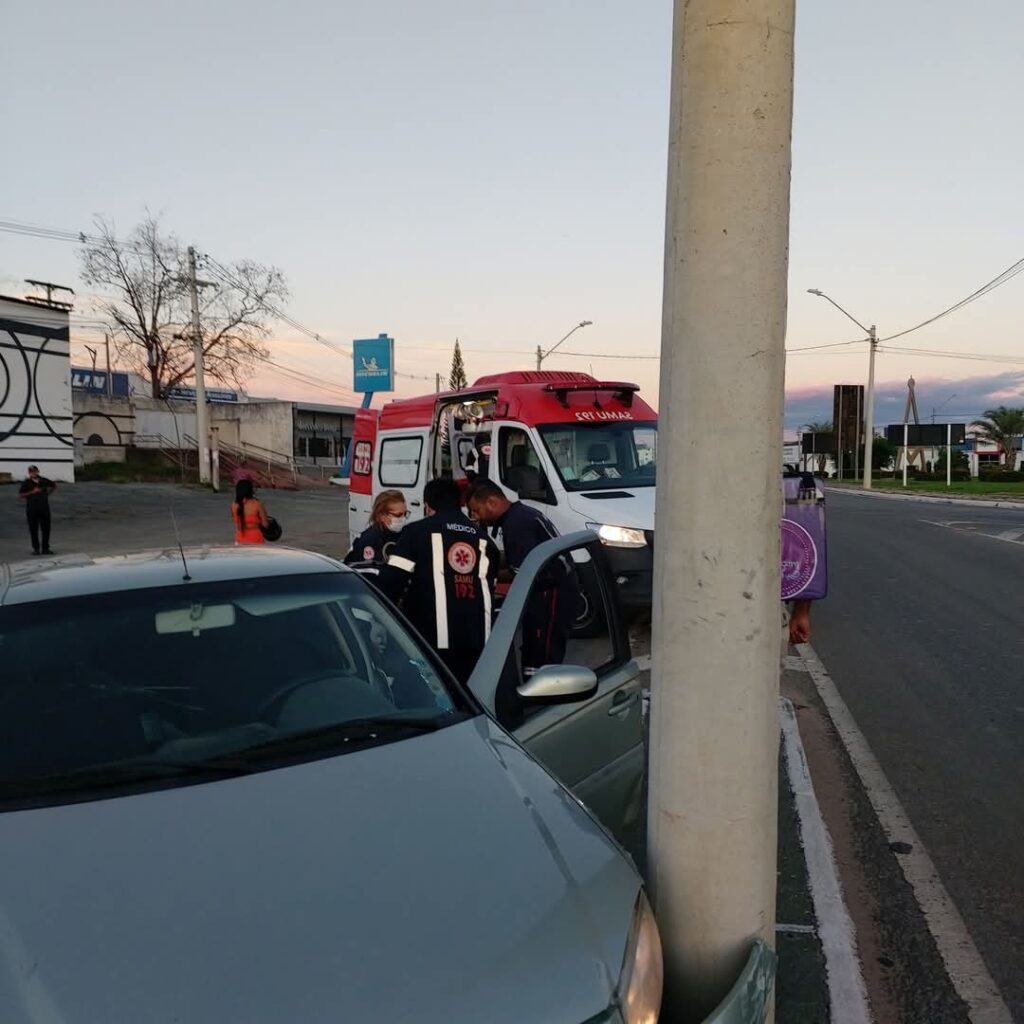 Homem sendo socorrido por uma equipe do Samu. Foto: SMTRAn